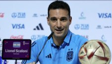 „Не става и за регулировчик“, но изведе Аржентина до финал на световното