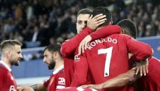 Роналдо влезе от пейката, заби своя гол №700 и Юнайтед обърна Евертън