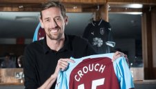 Дългучът Крауч пак ще къса мрежи във Висшата лига