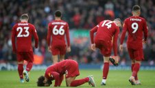 Паника срещу последния! Ливърпул потрепери насред "Анфийлд" за нова победа