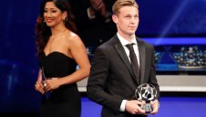 Де Йонг още се адаптира към стила на Барса