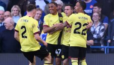 Бърнли запази шансове за елитния си статут