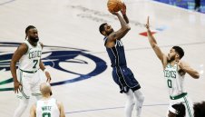 Кайри се готви да смълчи феновете на Бостън