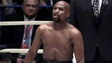 Секси мацки налазиха Мейуедър на боксов мач + СНИМКИ