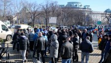 Фенове на Левски излязоха на протест пред Народното събрание + СНИМКИ