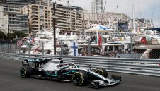 Люис отново на върха, Мерцедес далеч пред всички