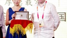 Хигинс като Рони - профука аванс и отпадна в Шанхай