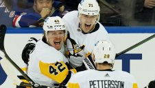 Маратонски мач в НХЛ, Пингвините надвиха Рейнджърс