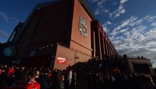 Ще торпилира ли "жълтата подводница" трети колос?