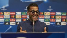 Легендата Алвеш ще бъде с най-ниска заплата в Барса