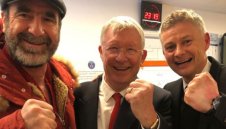 Див купон в съблекалнята на Юнайтед, Сър Алекс и Кантона също куфеят с отбора