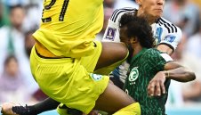 Защитник на Саудитска Арабия със счупена челюст