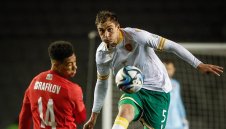 Наш национал дебютира за новия си отбор при сензационна победа над гранд