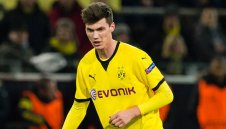 Дортмунд засили защитник към Фрайбург
