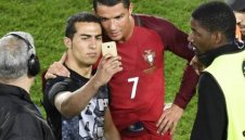 Селфито на Роналдо няма да донесе глоба на Португалия