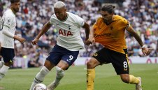 Нападател на Тотнъм заби убийствена мацка + СНИМКИ