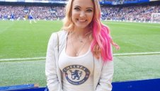 "Вещицата" Емили мори конкурентите на Челси с цици и поглед + СНИМКИ