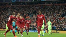 Героят за Ливърпул или 14-годишното момче, което подава топките + ВИДЕО