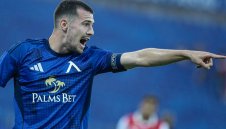 Какво става с Марин Петков? Сагата със звездата на Левски се заплита 