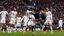 Вратар закопа Лийдс, който изпусна Лебедите и вече е втори