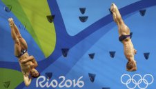 Британците със сензационна титла на скокове във вода