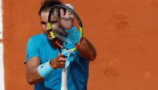 Рафа продължава да ги изтезава на червено за победа №900