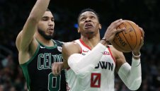 Бостън ограничи Брадата, но забрави за Уестбрук