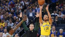 Стеф не е контузен сериозно, успокоиха се в Голдън Стейт