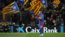 Барса дава нов договор на Дани Алвеш