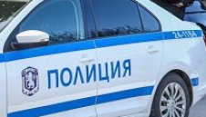Екшън! Футболни хулигани се млатиха в София, кола е запалена