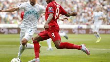 Фенове на Ливърпул продават Стърлинг в интернет