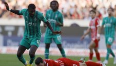 Синът на Лилиан Тюрам хвана последния влак за Катар