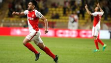 Страхотно изпълнение на Фалкао остави Монако лидер