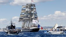 Флотилия от над 1000 лодки посрещна олимпийския огън в Марсилия