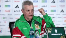 Хавиер Агире подкрепи Рафаел Маркес за нов селекционер на Мексико след отпадането от Англия