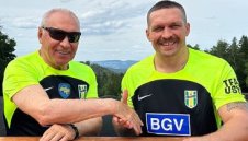 ОФИЦИАЛНО: Усик стана футболист