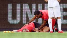 Разкървавиха главата на съдия в Лига Европа + ГАЛЕРИЯ