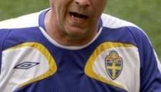 Треньорът на Швеция остава
