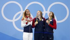 Секси Юлия прости на американките