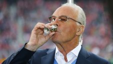 Кой стои зад аферата с Бекенбауер?