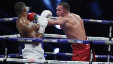 Кобрата преговаря за мач с Джоузеф Паркър 