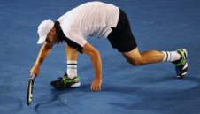 Родик се контузи - Хюит продължава напред