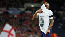 Стърлинг с голям жест по време на разгрома над Чехия