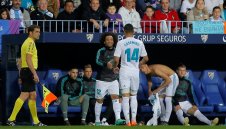 Марсело си бърка в гащите и замеря играч на Реал с тениска + ВИДЕО