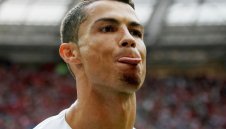 Роналдо се издъни от дузпа и диша прахта на Хари Кейн