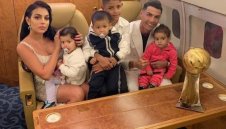 Кристиано Роналдо изведе семейството на разходка