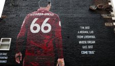 Вандали унищожиха стенописа с лика на Трент преди завръщането му на "Анфийлд"