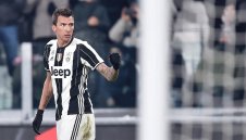 "Старата госпожа" пази Манджукич за Барса