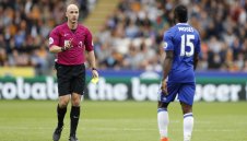 Феновете на Ливърпул скочиха срещу съдията на дербито