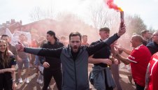 Машинисти спъват Ман Юнайтед и Ман Сити за финала